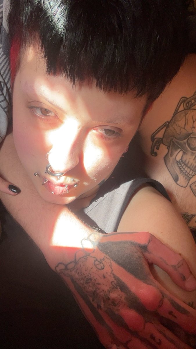 punkaratz's tweet photo. pour que ce soit clair net et précis, je suis en couple mono 
donc foutez moi la paix si vous êtes intéressés sexuellement par la personne, je n’ai d’yeux que pour lui 
je veux finir ma vie avec ce mec, dégagez j’ai déjà trouvé le bon https://t.co/G43FyPuPCw