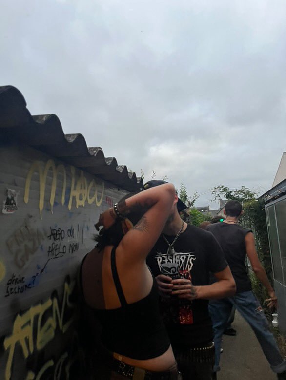 punkaratz's tweet photo. pour que ce soit clair net et précis, je suis en couple mono 
donc foutez moi la paix si vous êtes intéressés sexuellement par la personne, je n’ai d’yeux que pour lui 
je veux finir ma vie avec ce mec, dégagez j’ai déjà trouvé le bon https://t.co/G43FyPuPCw