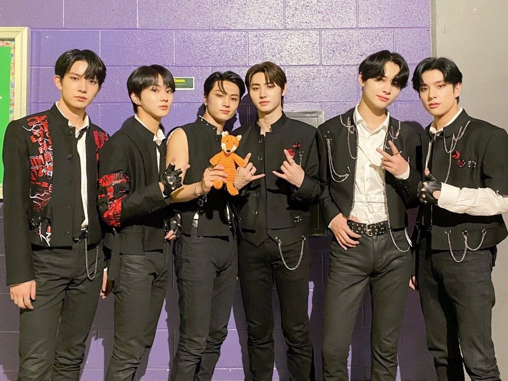 tava olhando o pinterest e isso foi um dia que o won n pode comparecer, mas os meninos fizeram questão de inclui-lo “abraçando” ele, e essa do lado foi quando o sun não pode ir, e eles ficaram segurando uma pelúcia de raposa. então nunca vão me fazer aceitar que o enhypen n é 7!