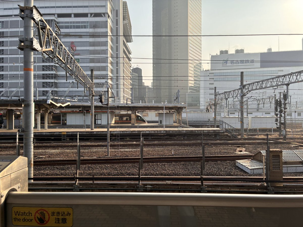 朝の名古屋駅　朝靄がかっこいい
新幹線とか飛行機に乗りまくるビジネスマンになってみたい