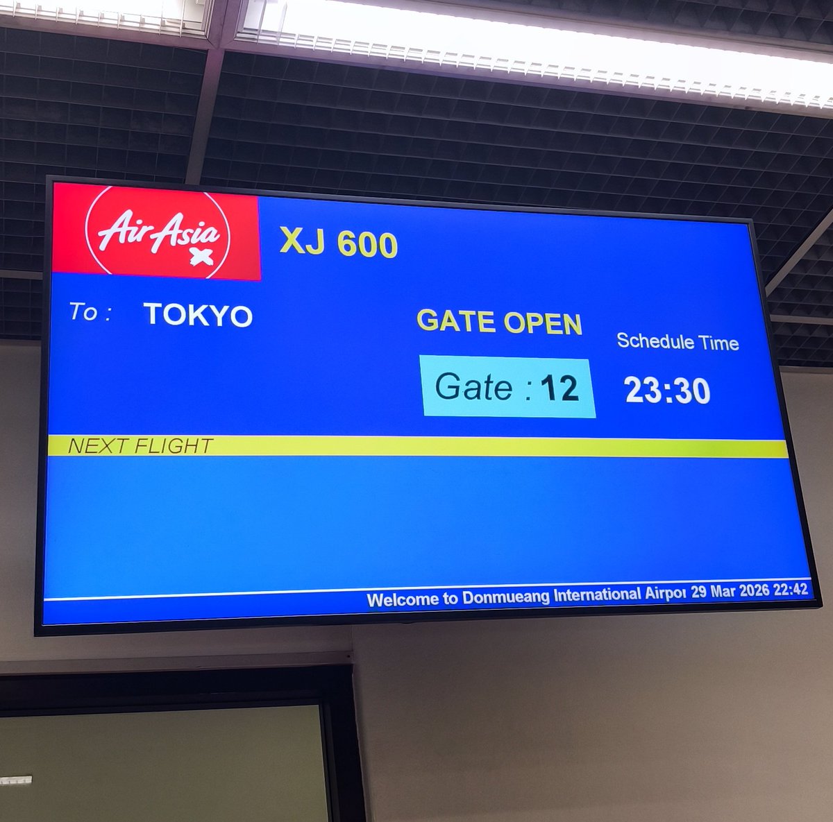 dame_tre's tweet photo. 帰国してアクセス特急で都心に向かってる。なんで昨日、旅行ツイートが止まってたかと言うと、
①炎天下のバンコク観光で汗をだしまくる
②なのに水分摂取量が少ない
③なのに牛レバーと一緒にビール飲む
④脱水状態でアルコール飲んだから急性アルコール中毒状態に
⑤吐きまくってフラフラ
⑥意識朦朧 https://t.co/5CUTDbAG7T