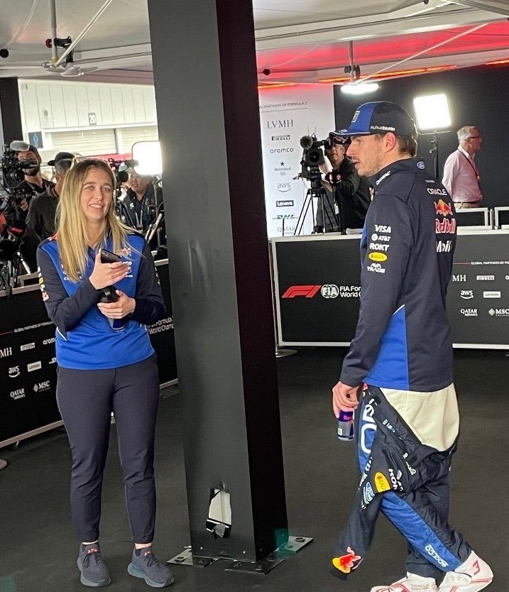 สรุปคือมันไปเตะเสาแล้วมันเป็นรู เลยเรียกชาวบ้านมาดูผลงาน😂