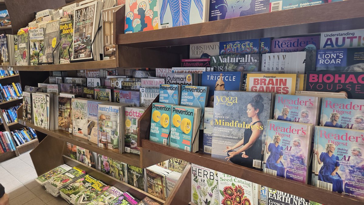 taroyagu's tweet photo. 本当に置いてあるのかな～と思い、近所の本屋さんに来たら、実際に置いてありました。
記念に3冊買って両親に送ることにしました。
こういう仕事は、やらせてもらって本当に感謝です。
TRICYCLEは仏教雑誌としては世界的に有名らしく、全国のバーンズ＆ノーブル他、主要書店に置いてあるみたいなので、実物を見たい方は是非行ってみてください。
私のことも記事にしてくれてます。仏像を彫っていた母のことが私の思い出として書かれてあります。
