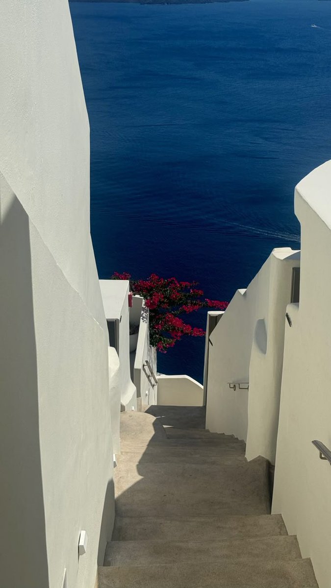 elyradream's tweet photo. Santorini, Greece https://t.co/zEWs85fO0K