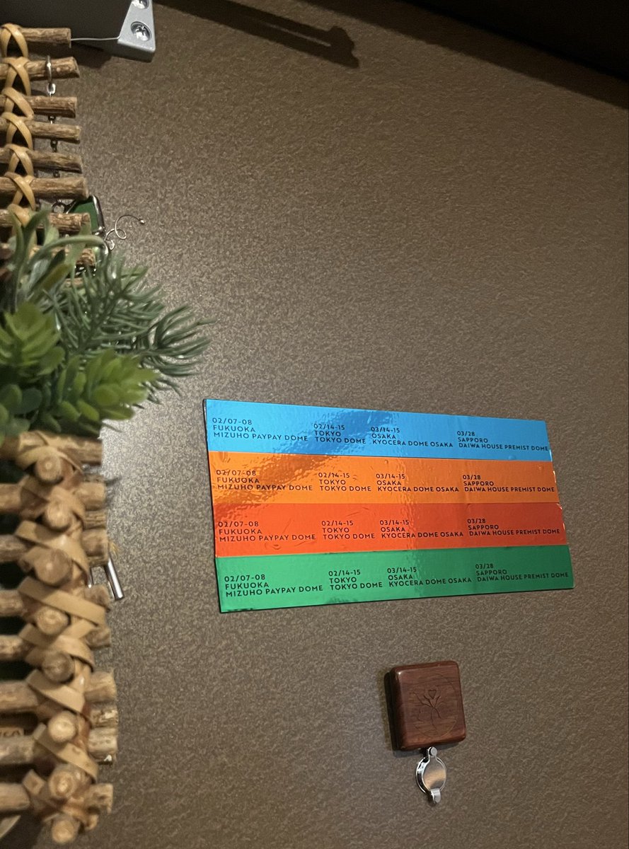 vvvauuu's tweet image. マグネットシートで玄関ドアに貼った。

これで行きも帰りも元気をもらえる！
今日もご機嫌に行ってきます🧡

＃Vaundy
＃silence
#完走おめでとうございます