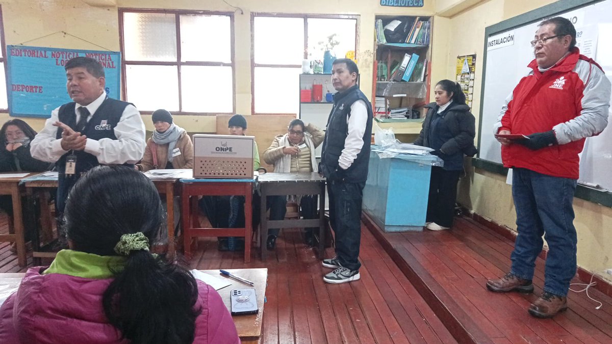 JNE_Peru's tweet image. En #Pasco, el Jurado Nacional de Elecciones viene fiscalizando la jornada de capacitación de miembros de mesa que realiza la ONPE en diferentes centros de votación.

🔍Seguimos fiscalizando cada etapa del proceso electoral, rumbo a las Elecciones Generales #EG2026.
