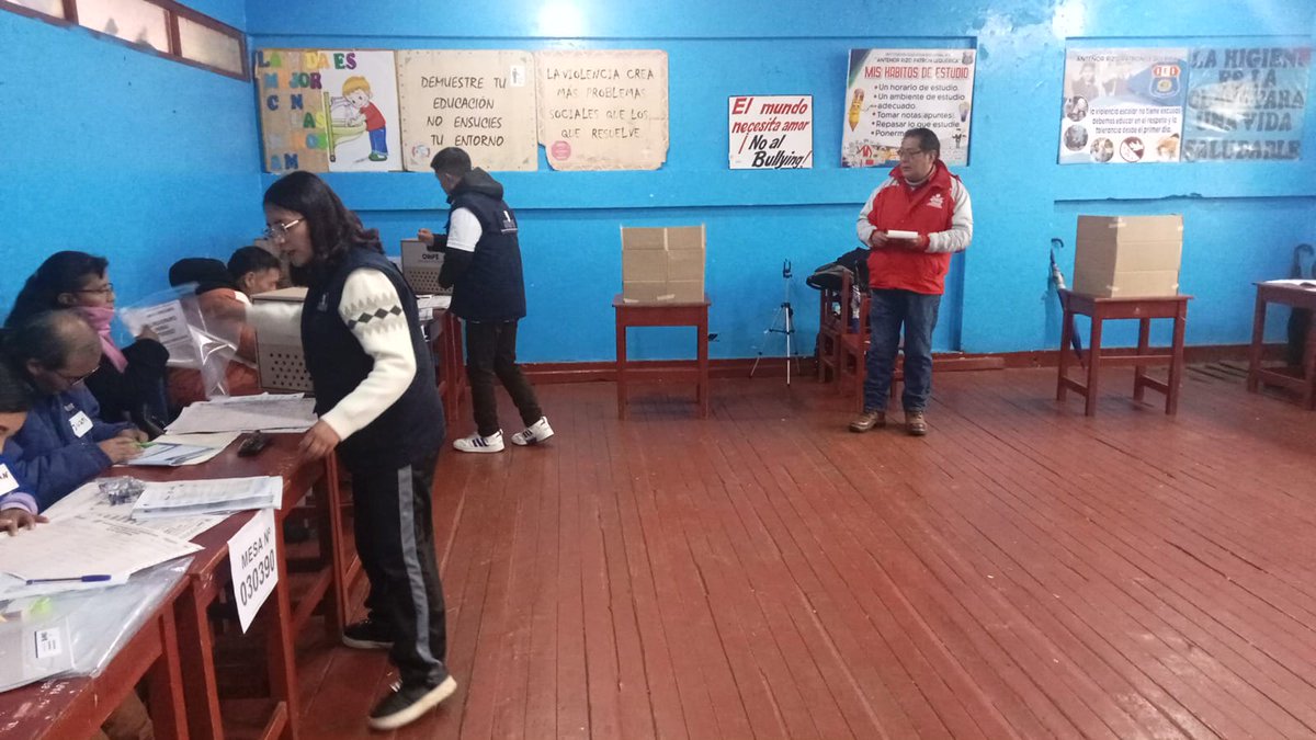 JNE_Peru's tweet image. En #Pasco, el Jurado Nacional de Elecciones viene fiscalizando la jornada de capacitación de miembros de mesa que realiza la ONPE en diferentes centros de votación.

🔍Seguimos fiscalizando cada etapa del proceso electoral, rumbo a las Elecciones Generales #EG2026.