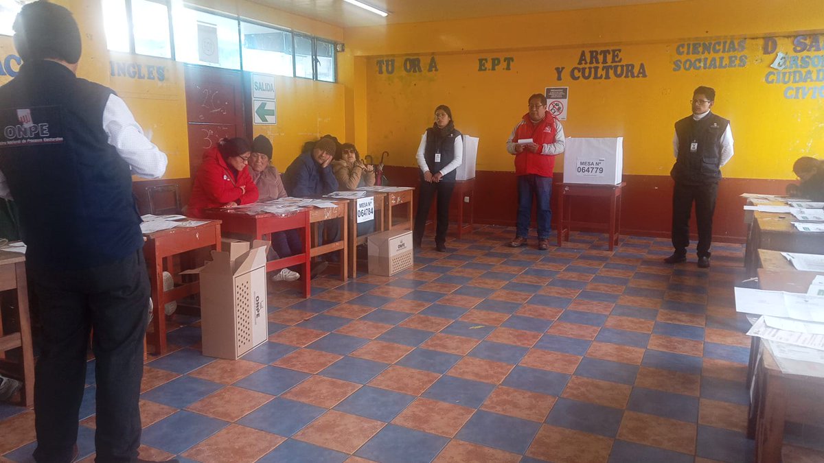 JNE_Peru's tweet image. En #Pasco, el Jurado Nacional de Elecciones viene fiscalizando la jornada de capacitación de miembros de mesa que realiza la ONPE en diferentes centros de votación.

🔍Seguimos fiscalizando cada etapa del proceso electoral, rumbo a las Elecciones Generales #EG2026.