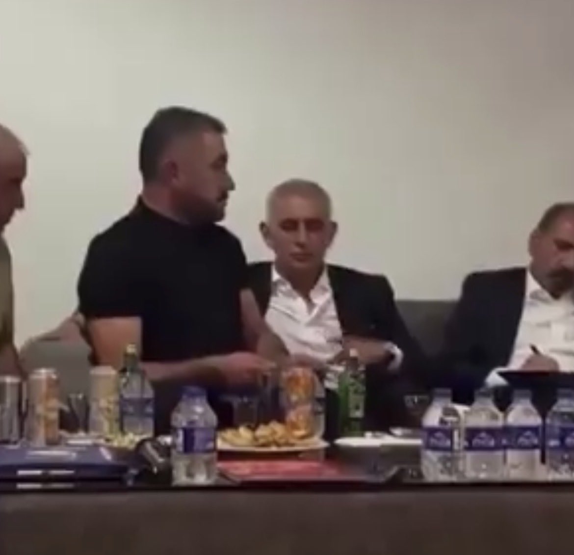 tiventisix's tweet photo. Herkes biliyor;
Kucakta başladı kucakta bitti. https://t.co/LxsAp1GSsQ