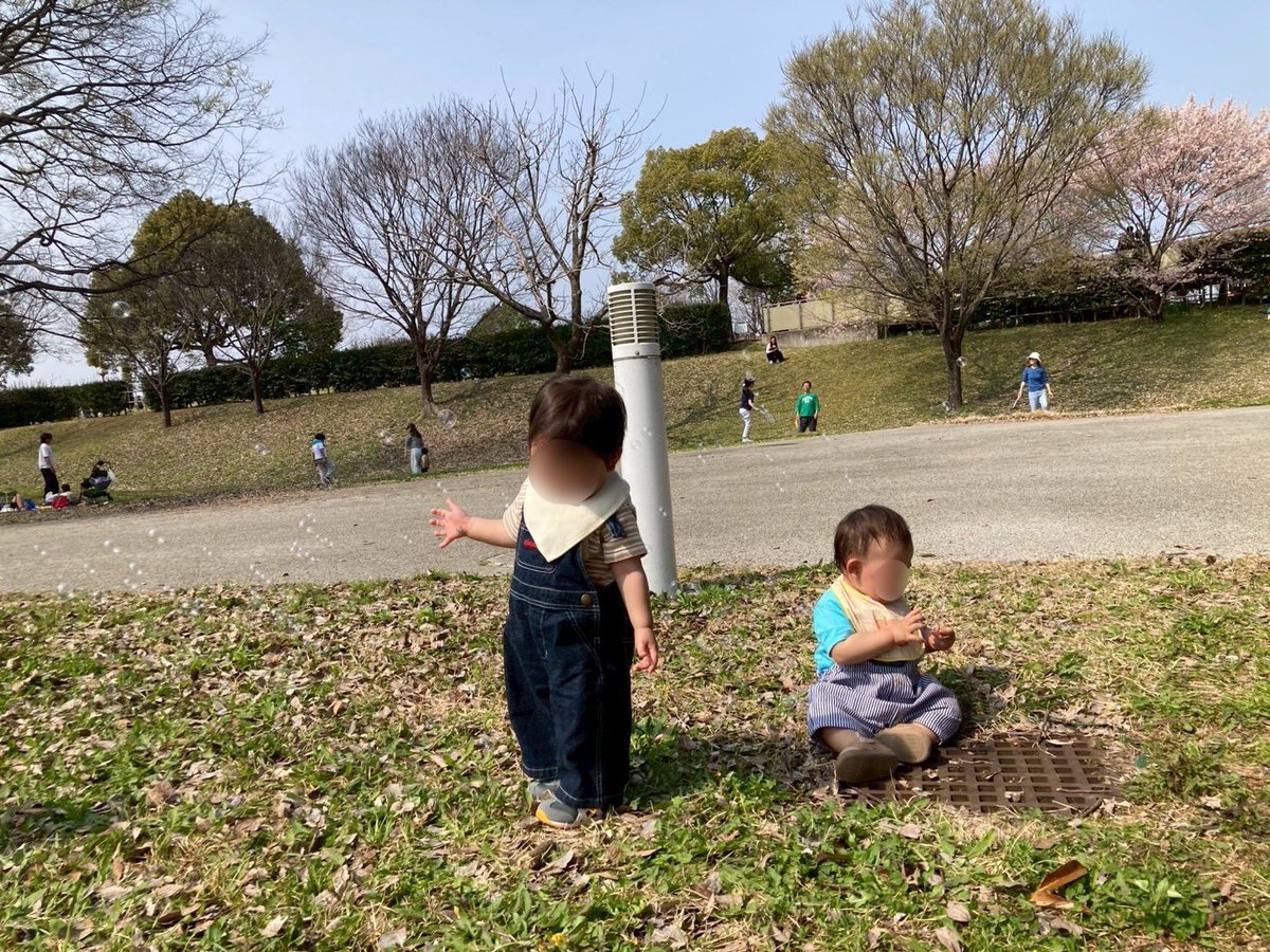 11tgms74's tweet photo. 育休最後の楽しかった思い出☺💕
6ヶ月🍙ぐらいの頃から遊んで貰ってたお友達🌰あんなちっちゃかった二人が…🥺
オカンもう泣きそう（笑）
いつもありがとう🫶4月以降も遊ぼうね❤また誘うねー🥺
(シャボン玉怖い人と、排水口に夢中な人) https://t.co/PYwMcE7Cnz