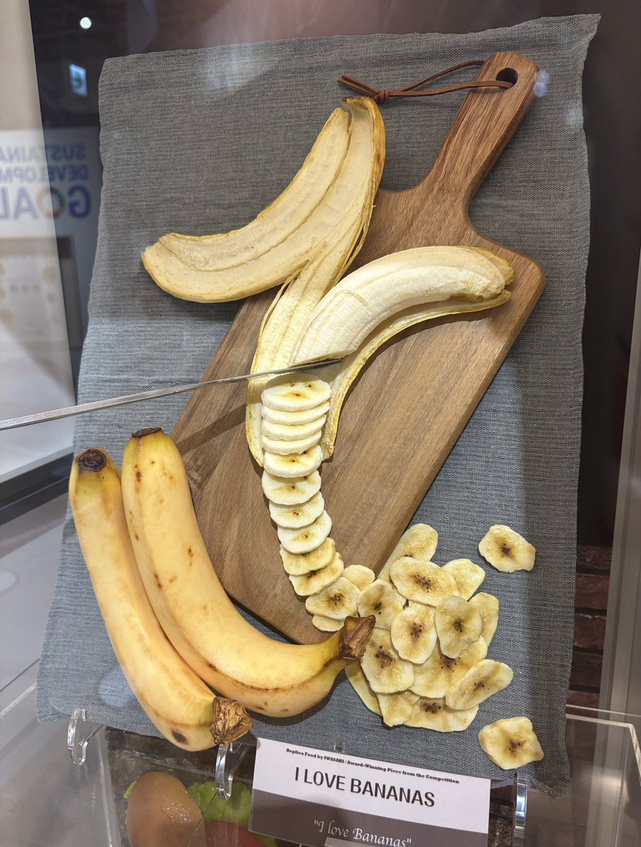 IWASAKI_SAMPLE's tweet photo. 食品サンプル史上、最もリアルなバナナ🍌
（ズームアップして見ると分かります🔍） https://t.co/1KTyxbKXC0