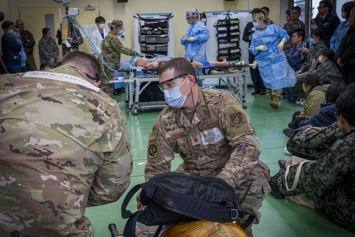 YokotaAirBase's tweet image. 横田基地のグラウンド・サージカル・チーム(＃GST)は3月13日、航空自衛隊入間基地において医療能力のデモンストレーションを実施し、日米の医療分野における連携強化と即応態勢の向上を図りました。GSTは、負傷現場付近で手術や蘇生を行い、重傷者を安定化させる機動型医療チームです。