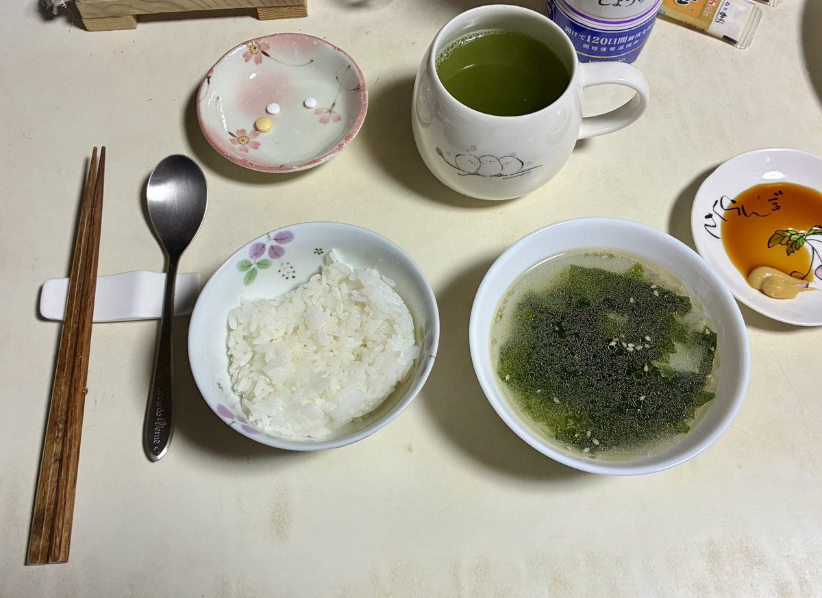 selfcontrorl's tweet photo. おはようございます😅
金曜・土曜日の晩ご飯風景です。

金曜日　カレーライス・他

土曜日　米飯
　　　　ワカメスープ
　　　　シュウマイ

#おうちごはん https://t.co/Dy1l7pyqb2