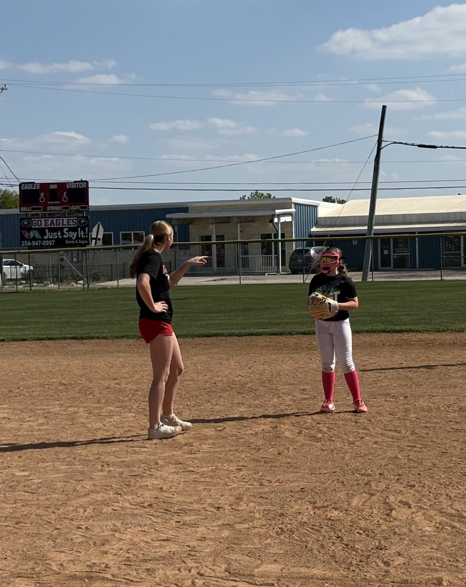 KenTrasoftball9's tweet photo. Had a great time today helping coach Salado Storm 10U with my teammate @AveryDunlap2029. Great group of girls! Future of Salado Softball! @SaladoSoftball @saladoeagles @AMNatlUranga https://t.co/jvVRgSXtYk