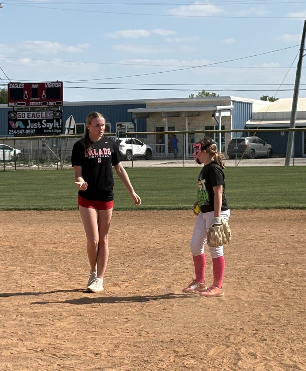 KenTrasoftball9's tweet photo. Had a great time today helping coach Salado Storm 10U with my teammate @AveryDunlap2029. Great group of girls! Future of Salado Softball! @SaladoSoftball @saladoeagles @AMNatlUranga https://t.co/jvVRgSXtYk