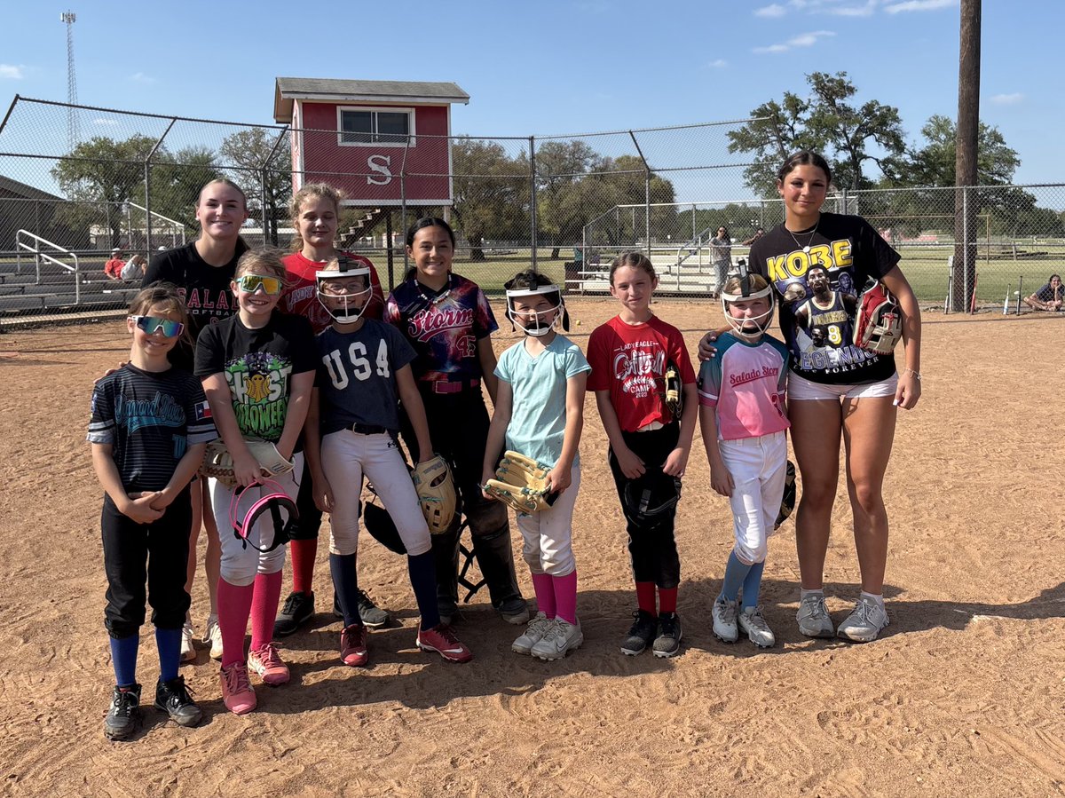 KenTrasoftball9's tweet photo. Had a great time today helping coach Salado Storm 10U with my teammate @AveryDunlap2029. Great group of girls! Future of Salado Softball! @SaladoSoftball @saladoeagles @AMNatlUranga https://t.co/jvVRgSXtYk