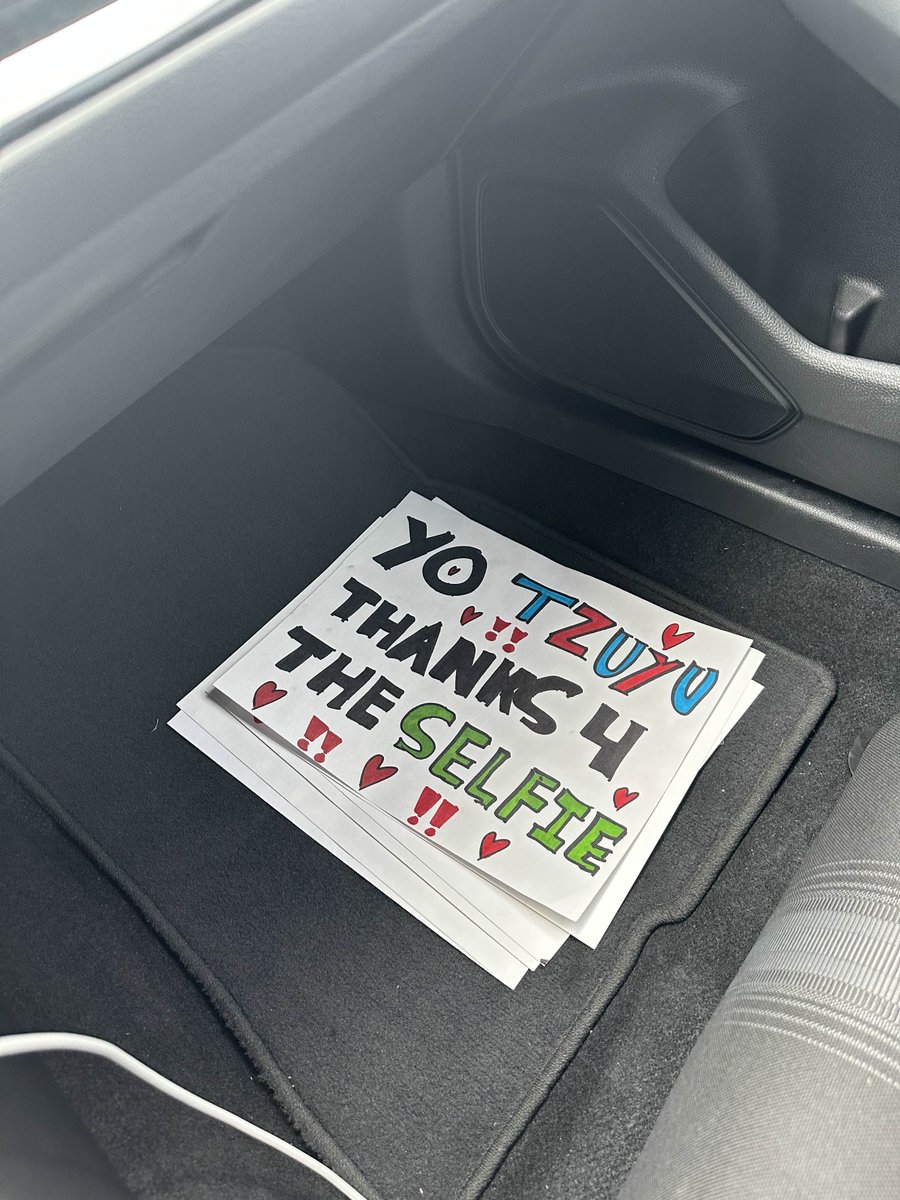 skfnekdk's tweet photo. YO ONCE, TZUYU GAVE ME A HEART AND READ MY SIGN. IF YOU WERE GA1 AT ORLANDO DAY 2 BARRICADE IN BETWEEN THE MAIN AND SIDE STAGE, PLEASE TELL ME YOU HAVE A VID OF IT. SMO  BEHIND ME RECORDED IT, BUT I FORGOT TO ASK. THIS WAS MY FIT #twice #kpop #ThisIsForTourFlorida #HELPME https://t.co/OugyfpBG8Z