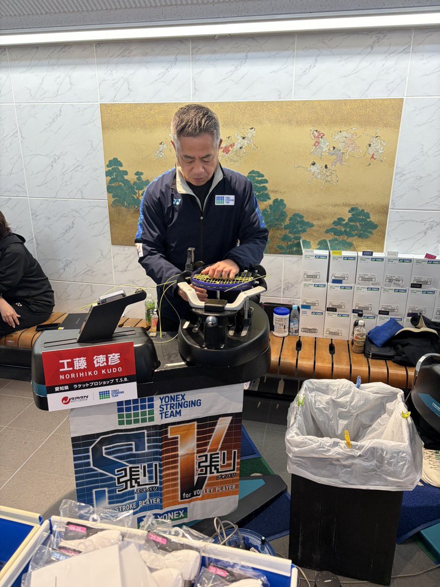 STRINGING_YONEX's tweet photo. 愛知県名古屋市日本ガイシホールにて全日本高校選抜大会が行われています！
本日は最終日🔥🔥
ストリンギングサービスの実施で選手たちを全力サポートします💙💚

サイバーナチュラルアビディティ新色の張り替えキャンペーンも行っております💜❤️💚

#ソフトテニス
#YONEXSTRINGINGTEAM https://t.co/jJWUM2ZhEH