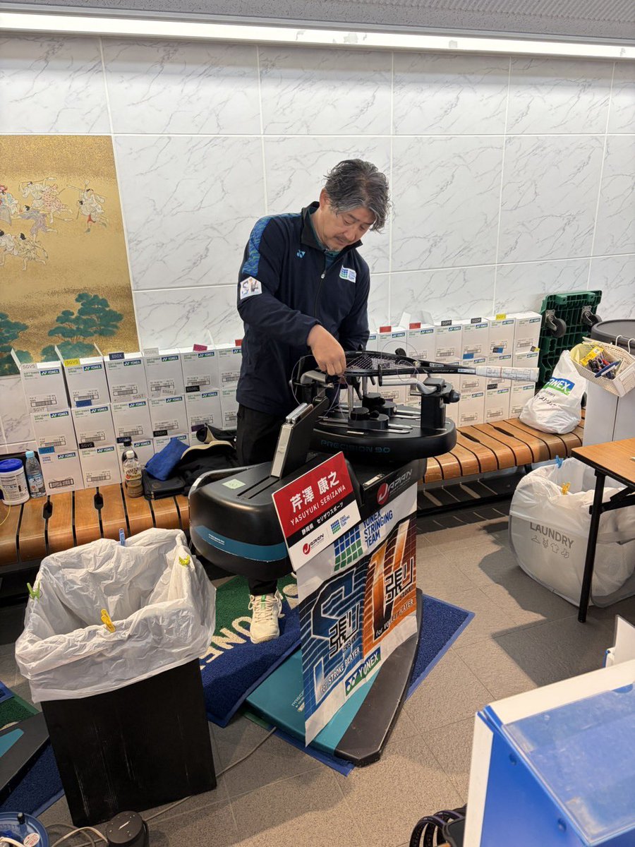 STRINGING_YONEX's tweet photo. 愛知県名古屋市日本ガイシホールにて全日本高校選抜大会が行われています！
本日は最終日🔥🔥
ストリンギングサービスの実施で選手たちを全力サポートします💙💚

サイバーナチュラルアビディティ新色の張り替えキャンペーンも行っております💜❤️💚

#ソフトテニス
#YONEXSTRINGINGTEAM https://t.co/jJWUM2ZhEH