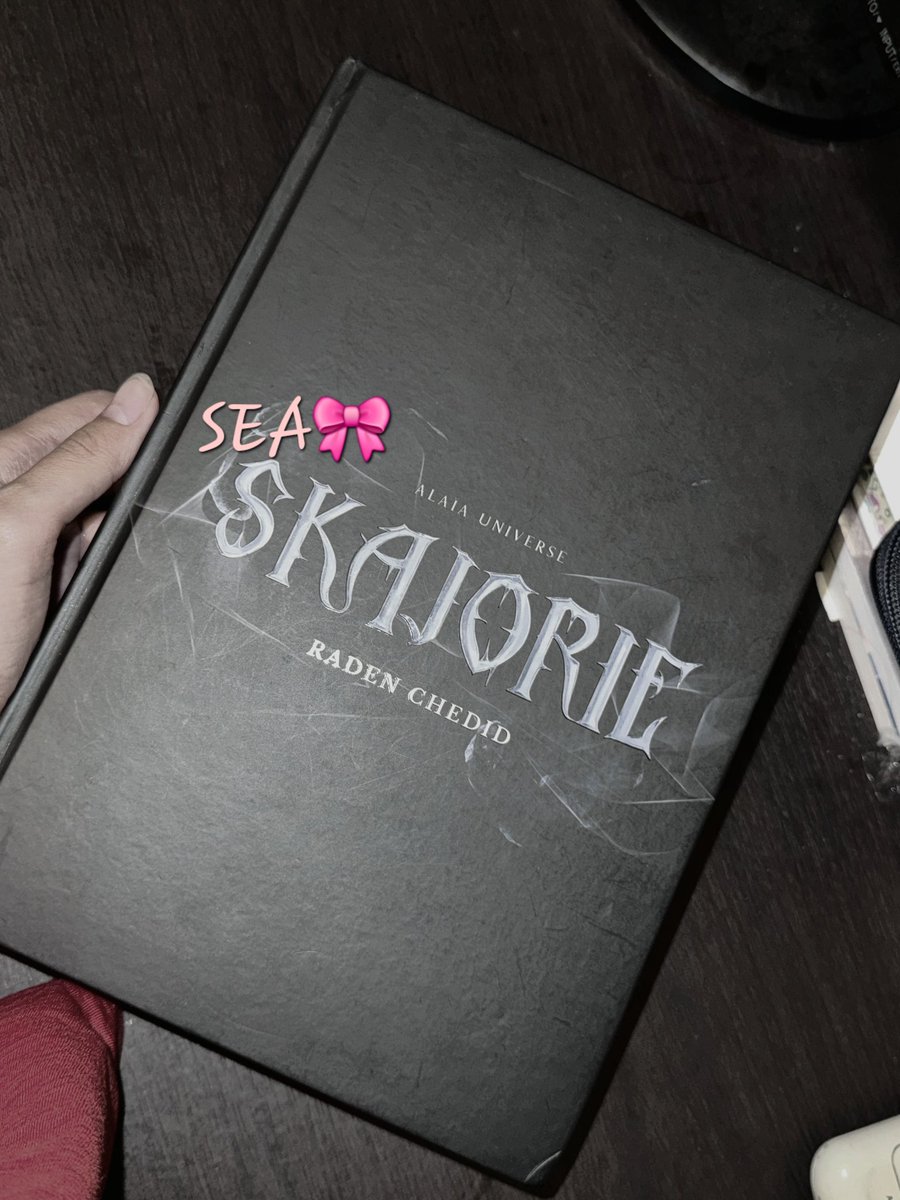 seabubbleB's tweet photo. WTS, novel "SKAJORIE" first edition, bisa tanya-tanya dulu untuk harga &amp; detailnya #zonauangㅤ #wts https://t.co/m5MyF4my70