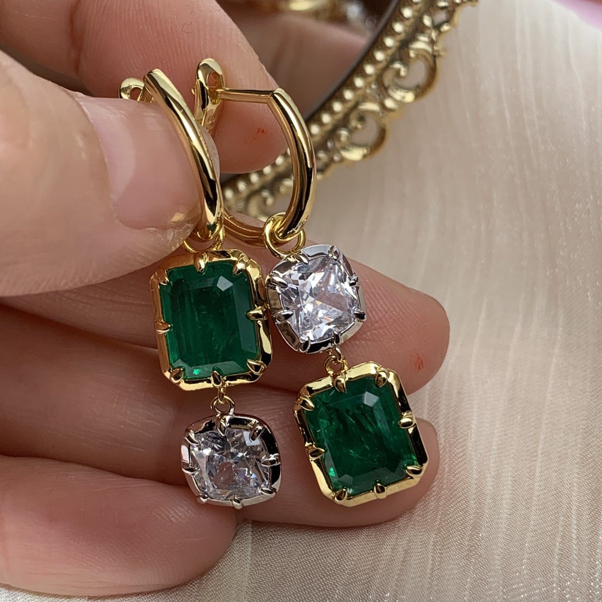 sayabling's tweet image. Perfectly imperfect, beautifully bold 💚✨
Learn more bit.ly/483i9Wt

#MismatchedEarrings #EmeraldEarrings #WhiteSapphire #StatementEarrings #AsymmetricalJewelry #BoldJewelry #ModernJewelry #GemstoneEarrings #UniqueStyle #JewelryAddict #SparkleMore #ElegantJewelry #gifts