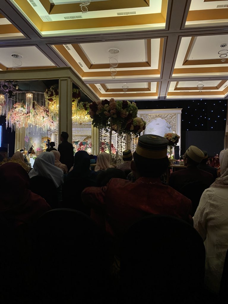 hezeys's tweet photo. kebelet berak ditengah kondangan tu gmn dah ya https://t.co/aOP0md9DOe