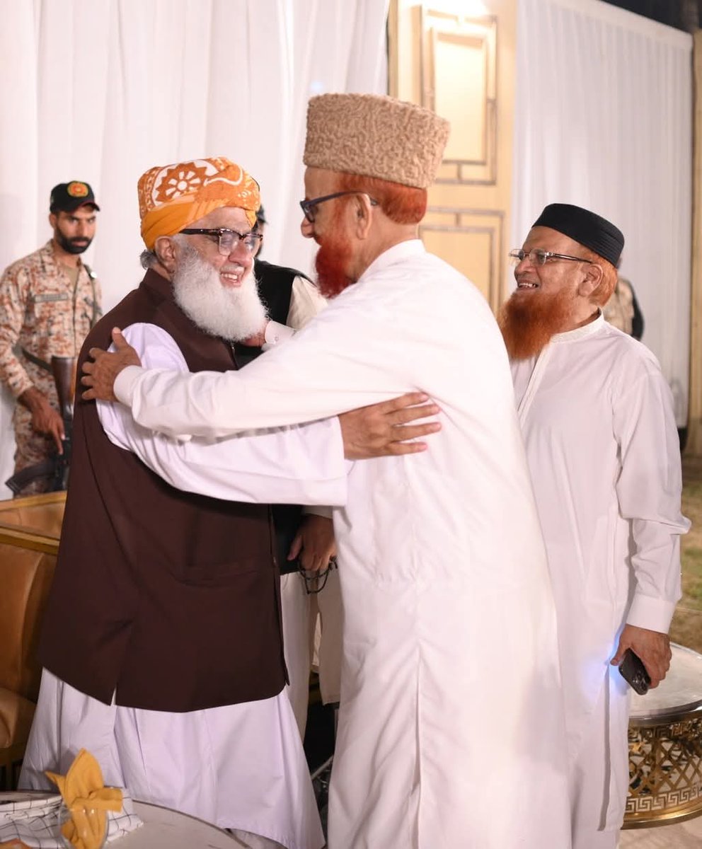 مولانافضل الرحمن عفتِ ذہن،تحمل،بردباری، اور دوراندیشی کاحسین امتزاج ہیں ایک ایسی شخصیت جو دینی طبقےکی مضبوط
اور باوقار آواز مانی جاتی ہے مدارس کےمسائل اورقومی سطح کےحساس معاملات میں انکی حکمت،بصیرت، قیادت کیساتھ مولانافضل الرحمن سنجیدہ، سمجھدار اور قومی قائدہیں

مفتی منیب الرحمٰن