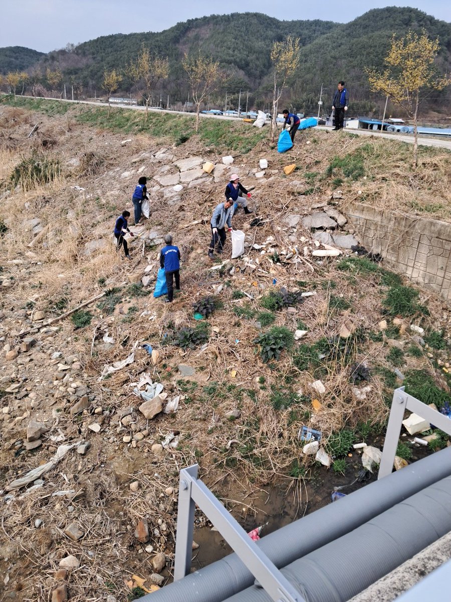 bareugesc's tweet photo. 바르게살기산청군신등면위윈회(위원장 정천호)는 3.29.(일) 신등면 월평교 일윈에서  봄맞이 국토대청결활동을하였습니다 https://t.co/DcZgNrDgaz