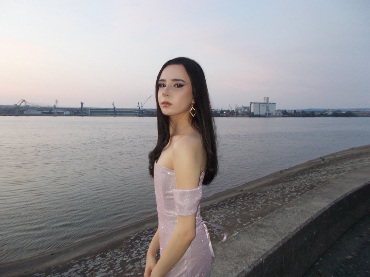 лара tweet media