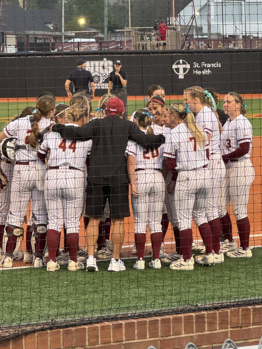 CharJansky's tweet photo. A weekend full of good softball, good people, making history, and QT with my Gator girl in LA… FULL heart! TYJ! ❤️ #wardamnhawk https://t.co/nX0xdKDlGW