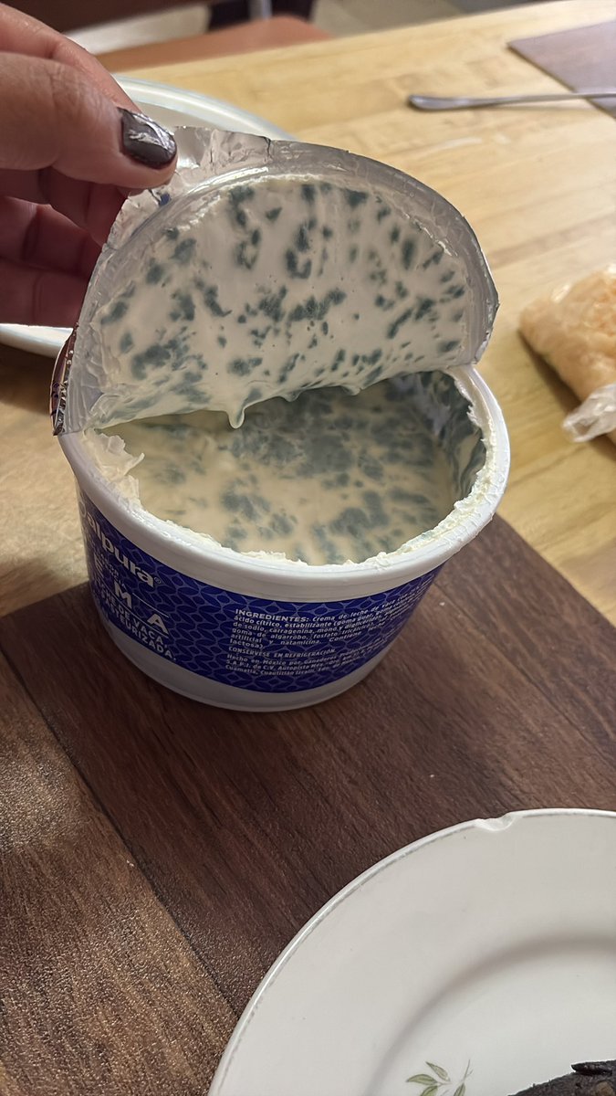AGUSTD_ADGG's tweet photo. Que pasó @alpuraoficial compré esta crema y así estaba cuando la abrí :( 
Ojito https://t.co/gSU2y3cZWZ
