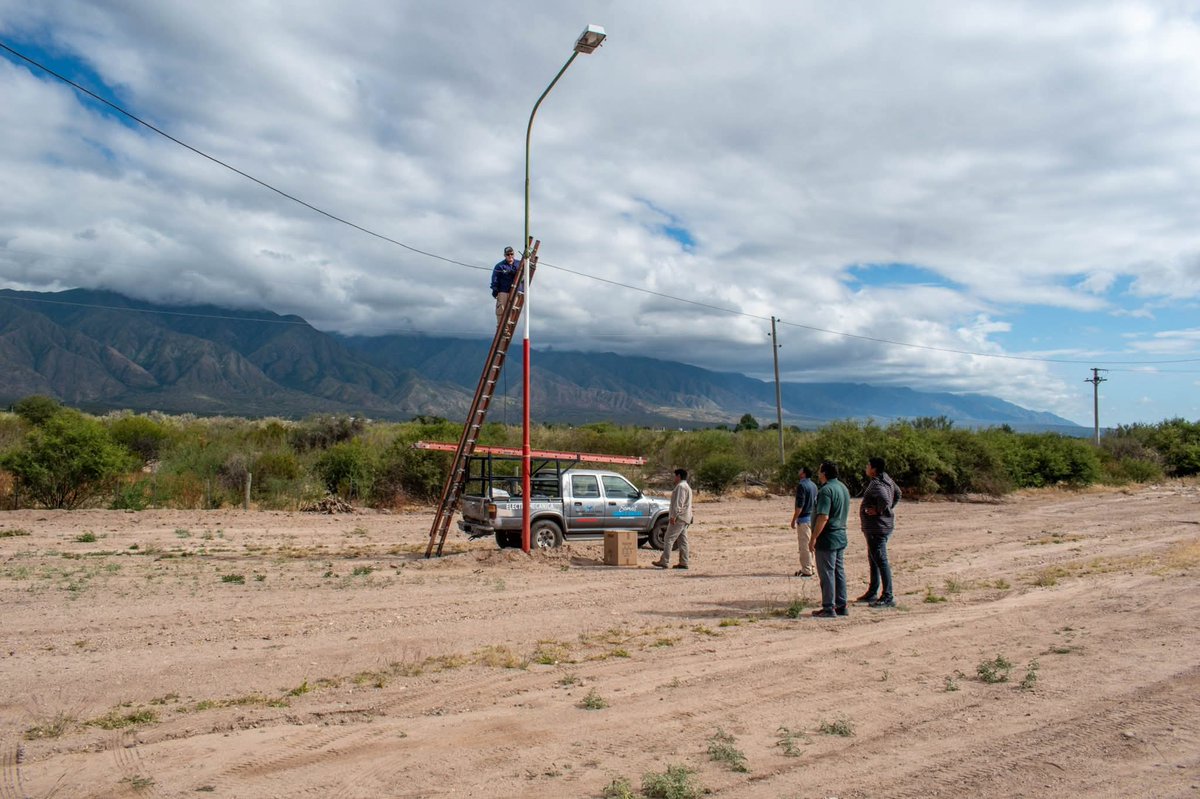 dlvegamiguel's tweet photo. Hoy visité a los trabajadores del área de Electromecánica que se encontraban realizando tareas de mantenimiento de luminarias en la rotonda de Anillaco Estos trabajos se vienen ejecutando en todo el departamento abarcando cada una de las localidades. @QuintelaRicardo @rodrigolrp https://t.co/hZYtHffMnQ