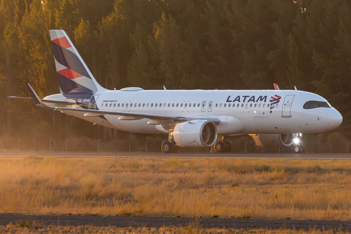 SpottersArg's tweet photo. 🇨🇱🇦🇷 Bienvenida nuevamente: LATAM regresó a Neuquén después de seis años 

[Fotos de Santi Spotter] https://t.co/Kh0ryPKTtZ