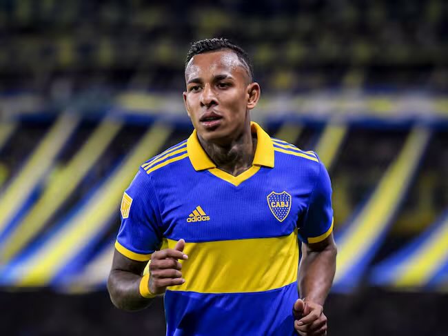 América en Europa tweet media