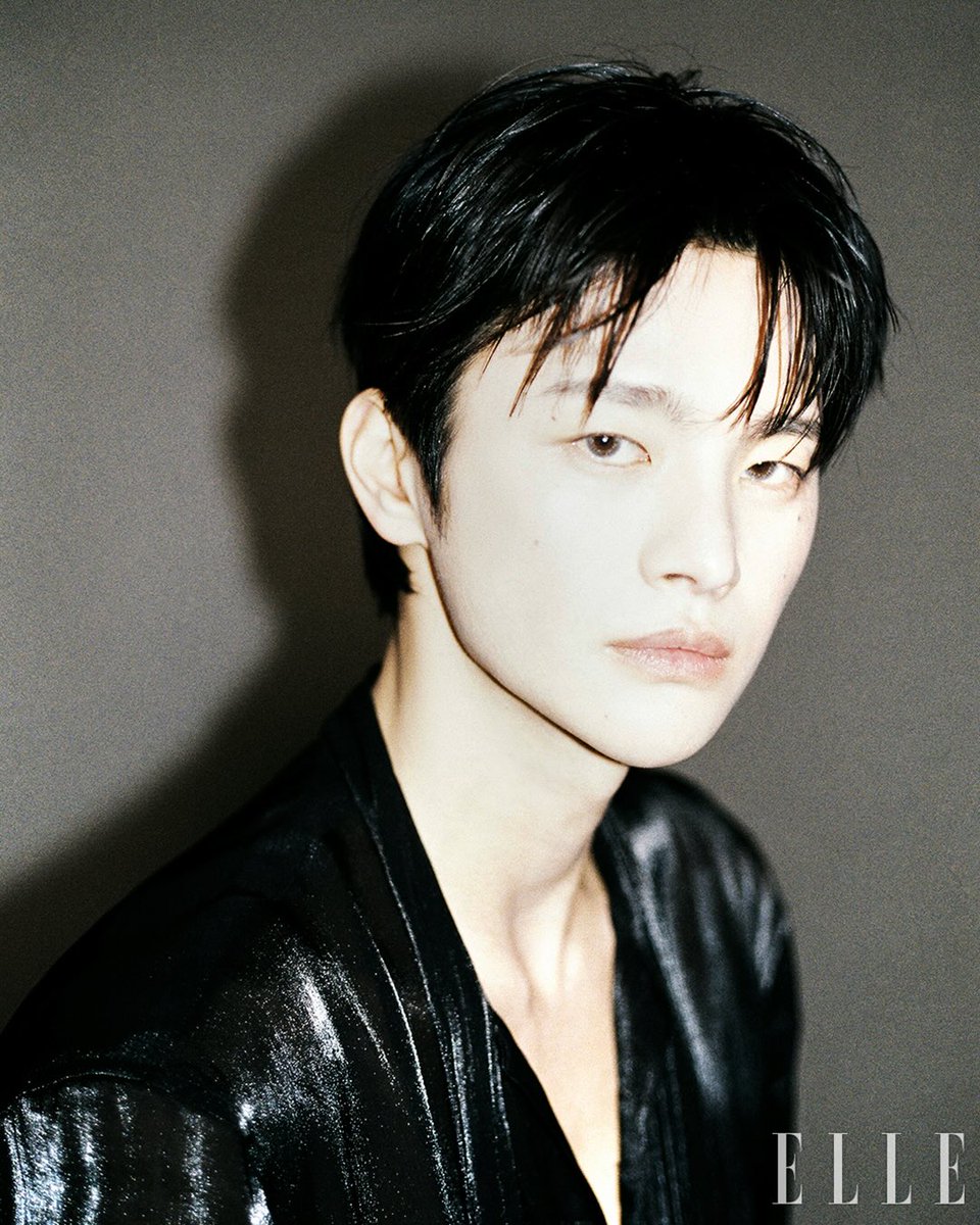#ELLEstar #서인국 #seoinguk

서인국이 말하는 ‘서인국다운 순간’은 언제일까요? 로맨스와 코미디를 자유롭게 넘나드는 서인국이 <월간남친>으로 돌아왔습니다. 단정한 안경에 차가운 성격의 박경남을 연기하며 많은 이들의 마음에 불을 지폈죠. 서인국이 보여줄 다채로운 연인의 모습, 기대하지 않을