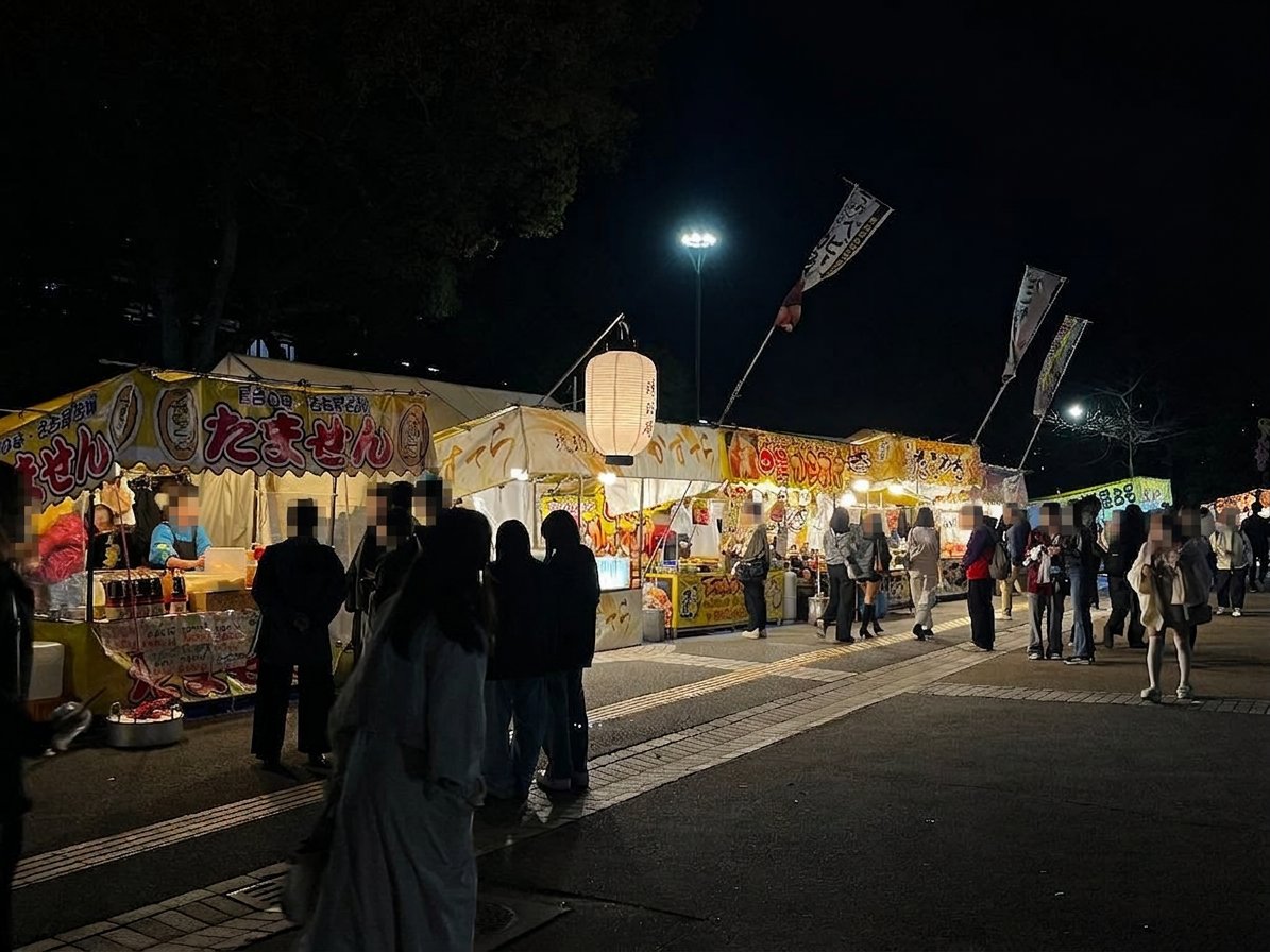 「さくら名所10選」に選ばれた鶴舞公園の夜桜が美しい🌸

今見頃です！名古屋最大級規模でキッチンカーや屋台も出てるのでぜひ遊びにいってみてくださいね！

📍鶴舞公園 桜まつり2026
2026年3月20日(金･祝) ～ 4月12日(日)
【ライトアップ】18:00～22:00
【キッチンカー・露店営業時間】10:00～21:00