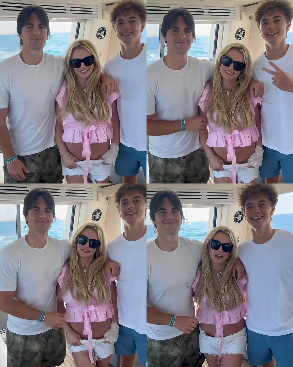 santaspears tweet media