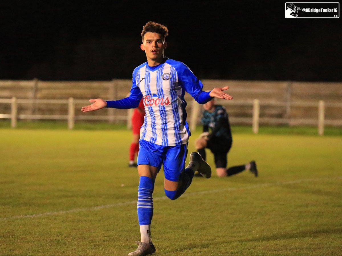 ABridgeTooFar16's tweet photo. @KelsonRM44 @AshleyJHanson Great goal from @KelsonRM44 on @nonleaguedayuk as @HullbridgeFC win 4-1 in the @EssexSenior https://t.co/fWVYp5fFKj