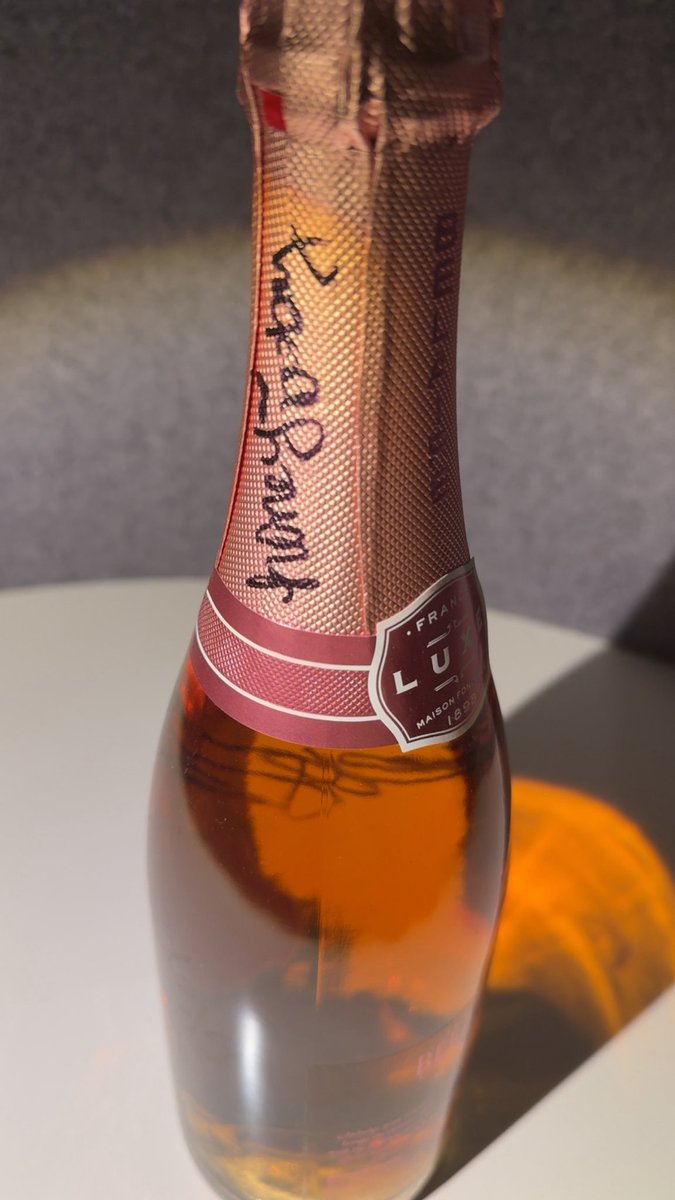 djsmallzeyes's tweet image. Who’s #autograph do you see? Tag them🍾✍️👀