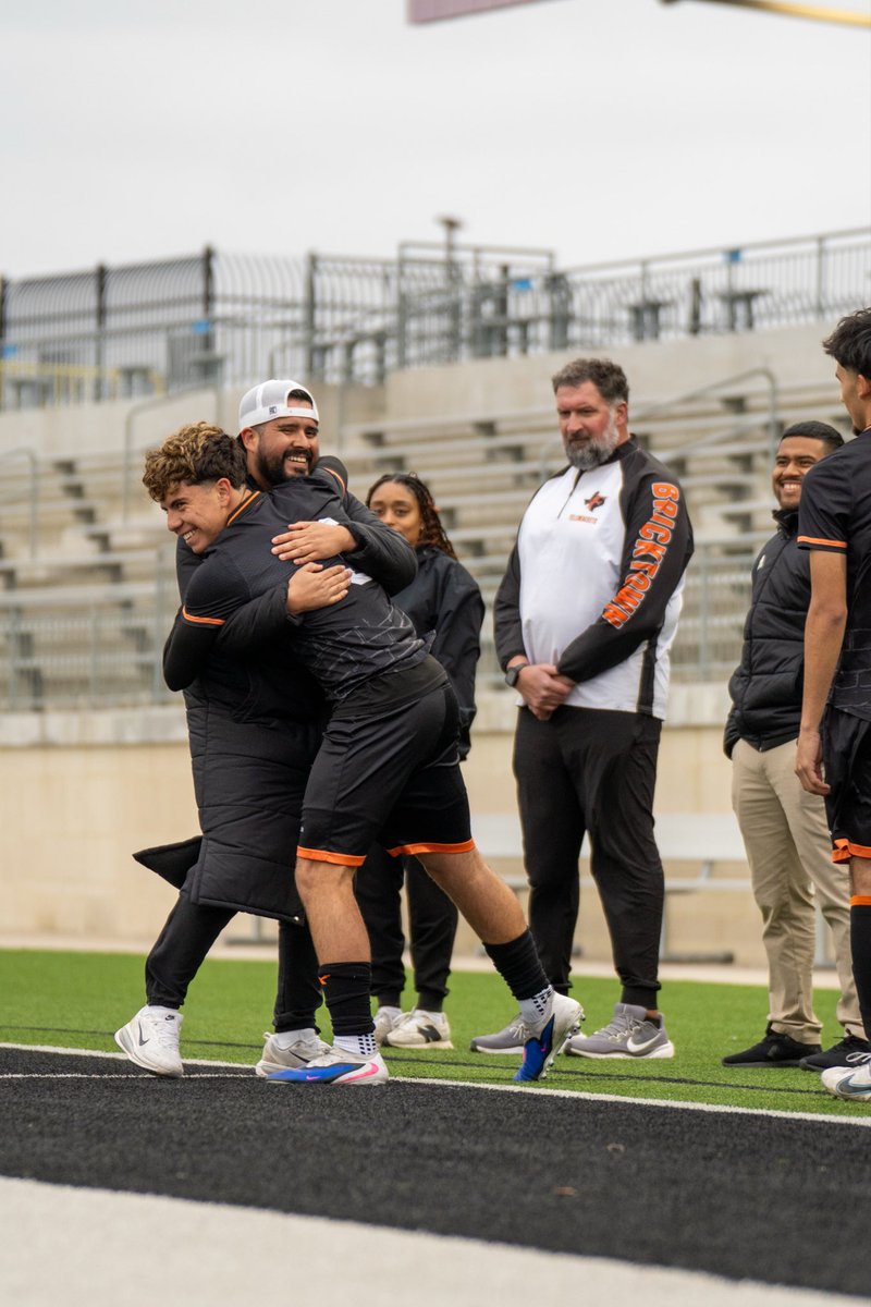 jes_1394's tweet photo. It’s been an honor to coach this senior class. They accepted me as their coach when I took over, had the hardest transition, they believed in the vision &amp; stepped up when the team needed them the most. 
They challenged me in ways I had to adapt &amp; I am forever grateful for them 🫶🏼 https://t.co/vVsi65M4Fc