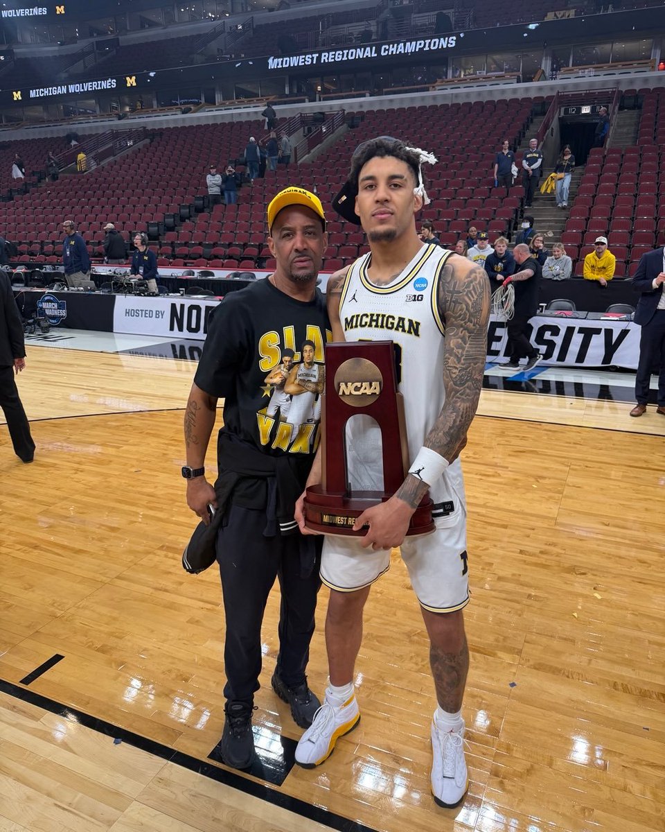 Yaxel Lendeborg junto a sus padres, la exselección nacional de voleibol y baloncesto Yissel Raposo y el exselección nacional de baloncesto Okaris Lendeborg.