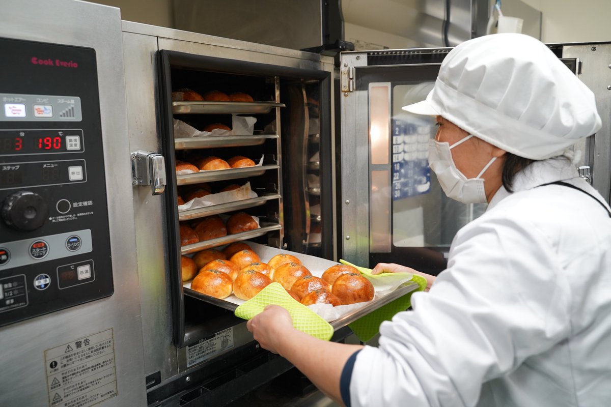 howagroup's tweet photo. 3月16日、ふたみ苑にてご利用者の皆さまとあんぱん作りを実施しました。生地作りから成形まで協力しながら行い、焼き上がると香ばしい香りが広がりました。出来立てのあんぱんに皆さま笑顔が見られ、温かいひとときとなりました。 https://t.co/sAbU4xARZh