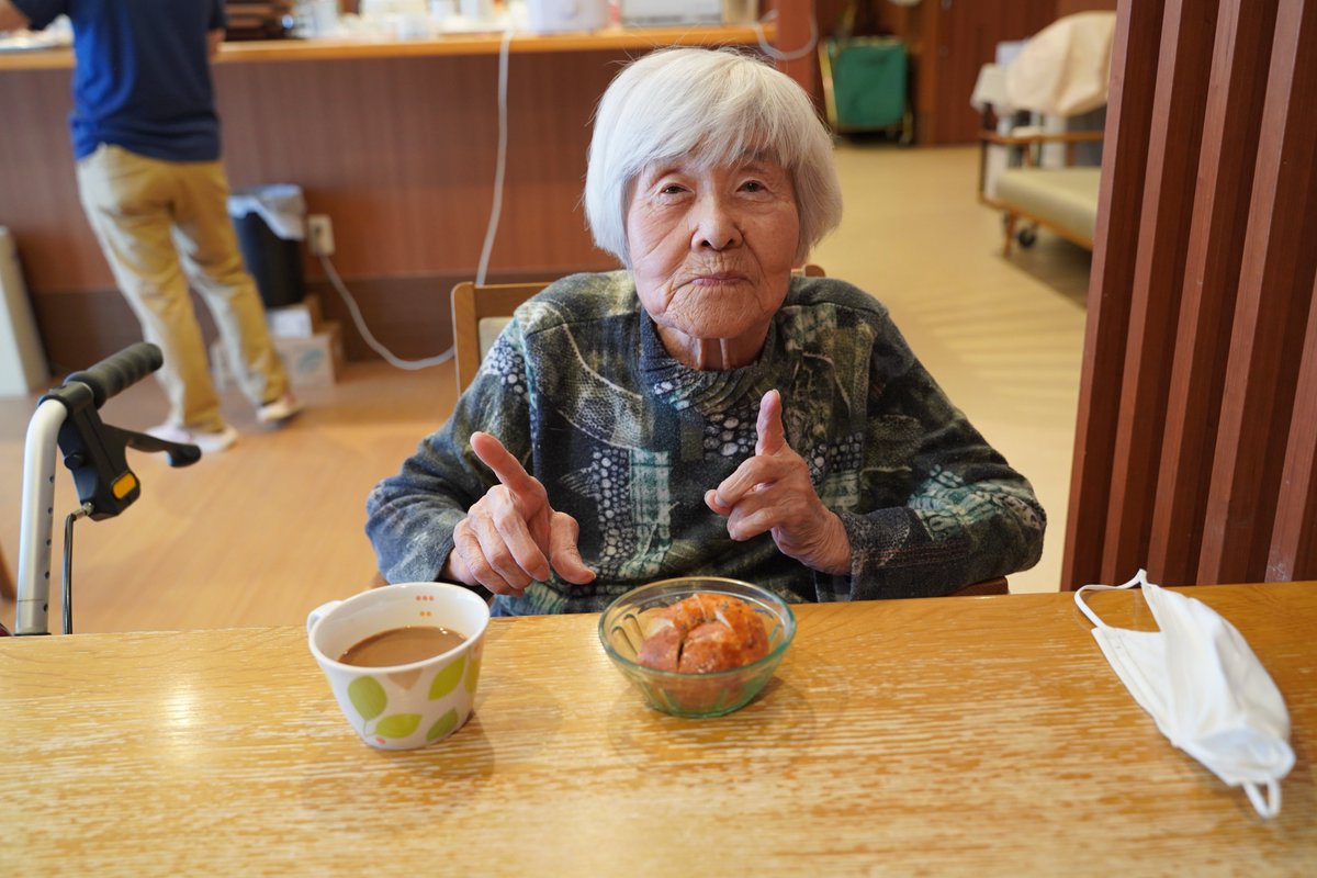 howagroup's tweet photo. 3月16日、ふたみ苑にてご利用者の皆さまとあんぱん作りを実施しました。生地作りから成形まで協力しながら行い、焼き上がると香ばしい香りが広がりました。出来立てのあんぱんに皆さま笑顔が見られ、温かいひとときとなりました。 https://t.co/sAbU4xARZh