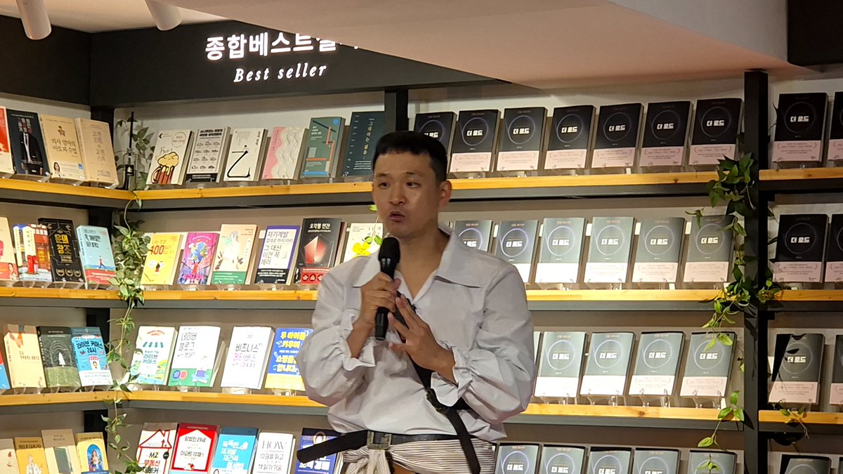 readbranding's tweet photo. 파도는 밀려왔다 반드시 밀려간다. 버티는 것이 아니라 흐름을 읽는 것이다. 파도를 막으려는 사람은 지치고, 타는 사람은 나아간다. 보물은 파도를 멈추는 힘이 아니라, 그 흐름 위에 올라탄 감각 속에 있다. https://t.co/sUMgW255pV