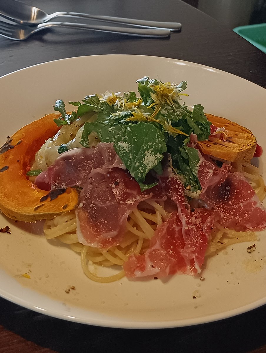 kajiguy's tweet photo. A peperoncino pasta with arugula, dandelion, pumpkin, rosemary, and prosciutto. https://t.co/6SdWucRgSm