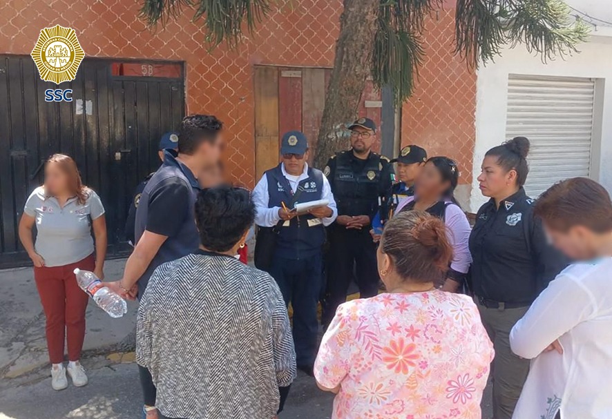 SSC_CDMX's tweet photo. En la colonia Ampliación Gabriel Hernández, de la alcaldía @TuAlcaldiaGAM, se llevó a cabo la #JornadaDeSeguridad en tu #Cuadrante como parte del programa #LaPolicíaCercaDeTi. Ahí elementos del sector #Quiroga, en conjunto con diversas áreas de #ParticipaciónCiudadana, realizaron actividades recreativas y de proximidad para reforzar la confianza y la tranquilidad en la zona. 📷📷📷