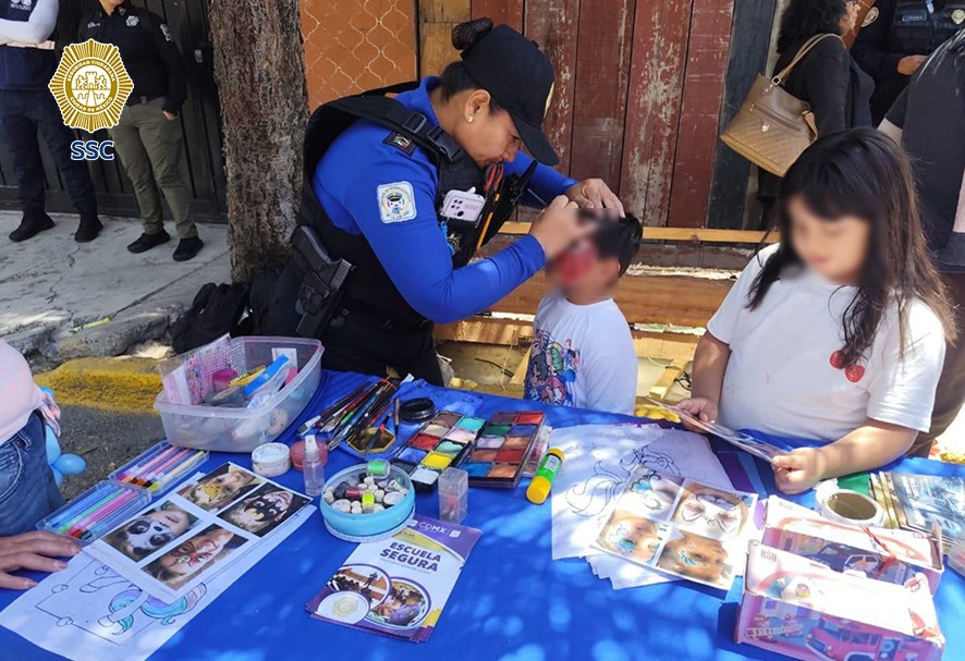 SSC_CDMX's tweet photo. En la colonia Ampliación Gabriel Hernández, de la alcaldía @TuAlcaldiaGAM, se llevó a cabo la #JornadaDeSeguridad en tu #Cuadrante como parte del programa #LaPolicíaCercaDeTi. Ahí elementos del sector #Quiroga, en conjunto con diversas áreas de #ParticipaciónCiudadana, realizaron actividades recreativas y de proximidad para reforzar la confianza y la tranquilidad en la zona. 📷📷📷
