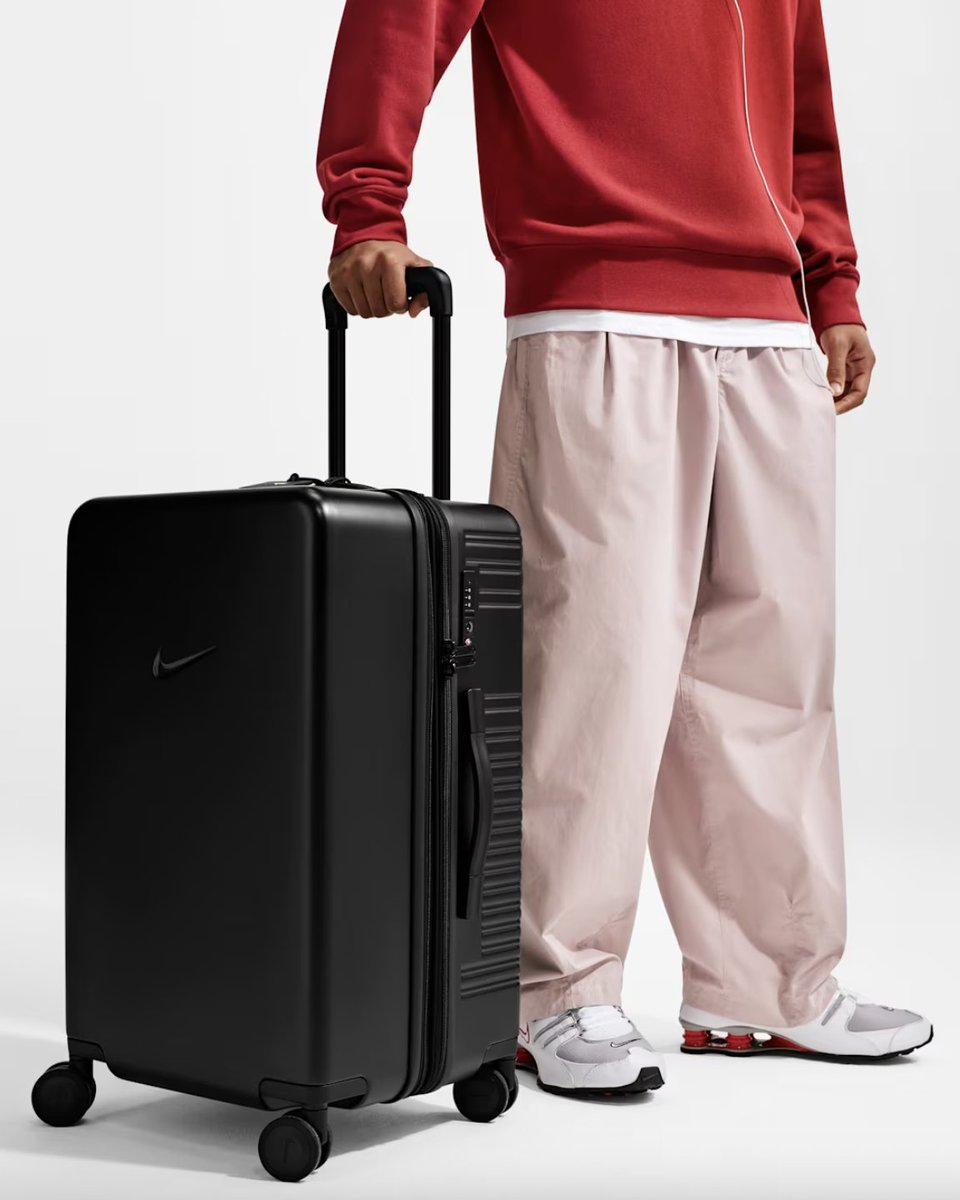 SOLELINKS's tweet photo. Ad: Nike Medium Checked Luggage 26" Hardshell (96L) restocked via DSG => https://t.co/j9qXOwWYzF https://t.co/IL4V1Jz7uP