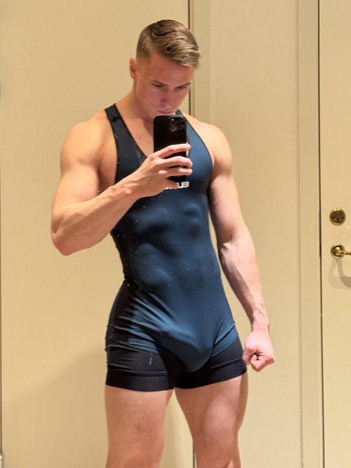 curtisdinkin298's tweet photo. Kinda bored 🥱 wanna have fun ? 🤩 #retweet #gay #gayposts #gayworld #explore #explorerpage #following https://t.co/yykyirZ6KU