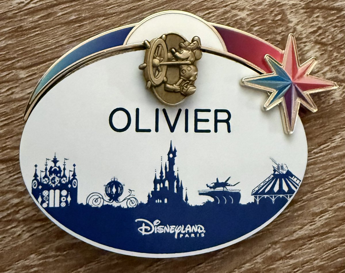 oliviermichel82's tweet photo. Un nouveau nom.
Une nouvelle étape.
Disney Adventure World ✨
Et un détail qui s’ajoute.
Vous en pensez quoi ?
#DisneyAdventureWorld #DisneylandParis #DisneyCastLife #nametag https://t.co/93m32XpsNC
